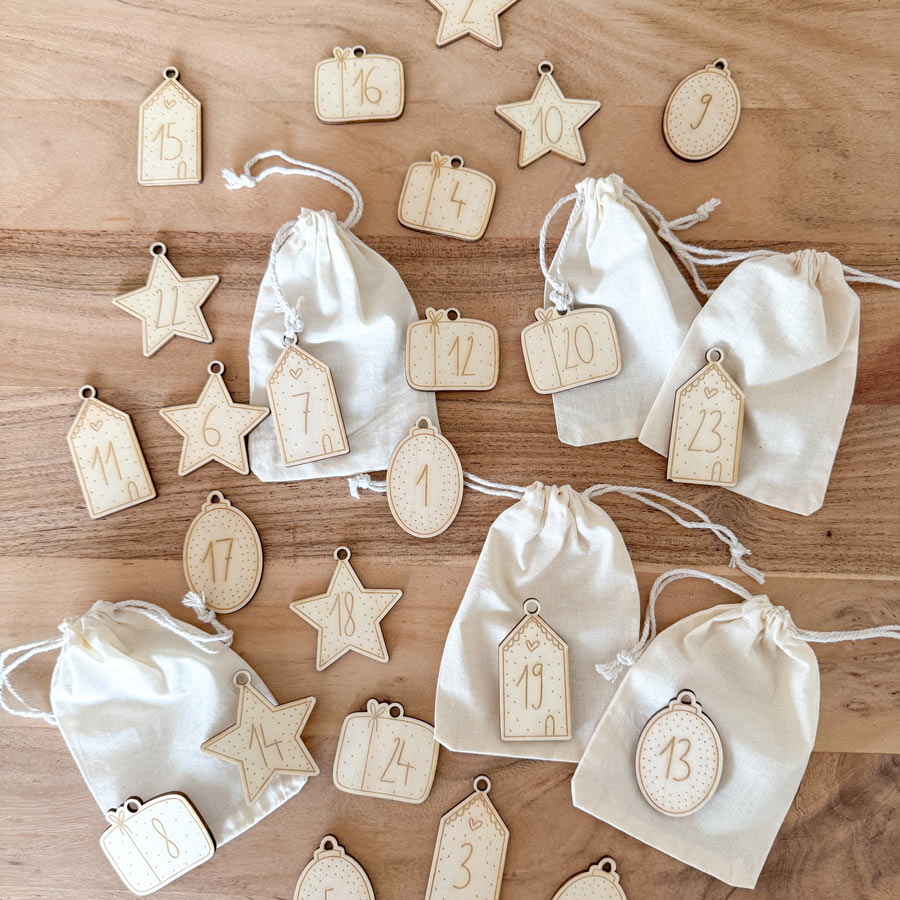 24 Holzschildchen mit Gravur – Adventskalender Zahlen 1–24