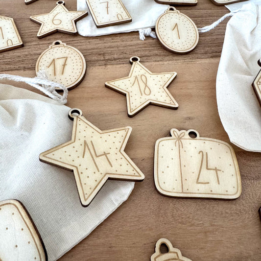 24 Holzschildchen mit Gravur – Adventskalender Zahlen 1–24