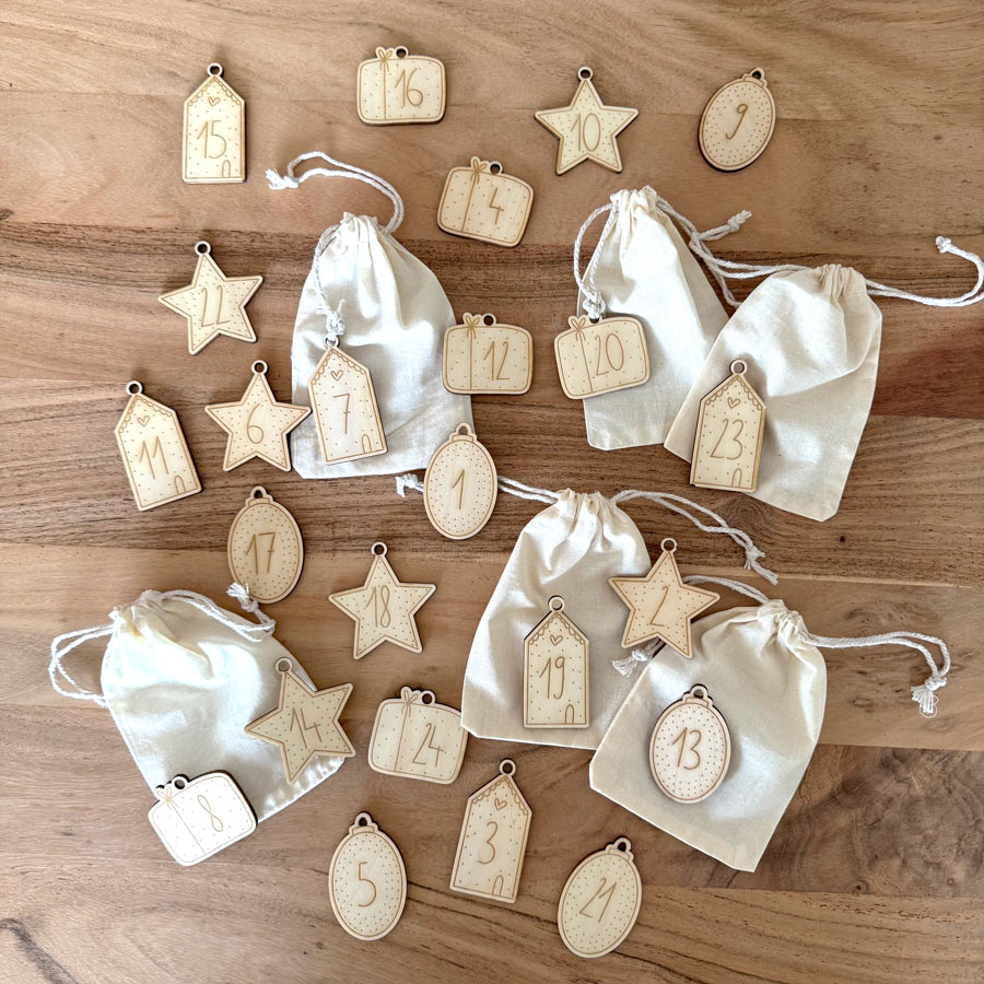 24 Holzschildchen mit Gravur – Adventskalender Zahlen 1–24