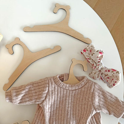 Puppen-Kleiderbügel mit Öhrchen – 8er Set aus Birkenholz